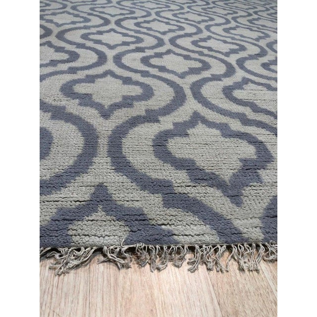 Indian 8x10 Gray Hand-Knotted Wool Repeating Quatrefoil Motif Geometric Carpet Rug For Sale - Image 3 of 4