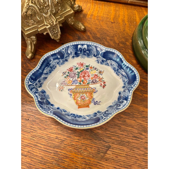 Chinoiserie 1990s Mottahedeh “Mandarin Bouquet” 6” Chinoiserie Lobed Tray or Trinket Dish For Sale - Image 3 of 10