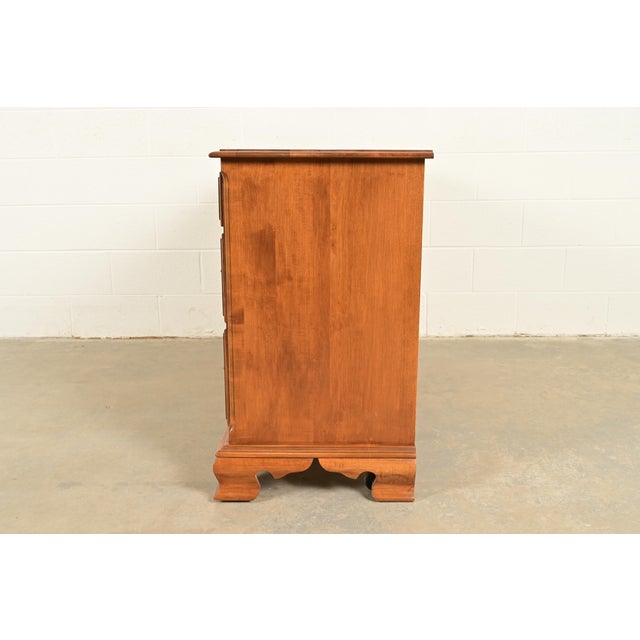 Ethan Allen American Colonial Solid Maple Seven-Drawer Dresser, Circa 1970s For Sale - Image 10 of 12