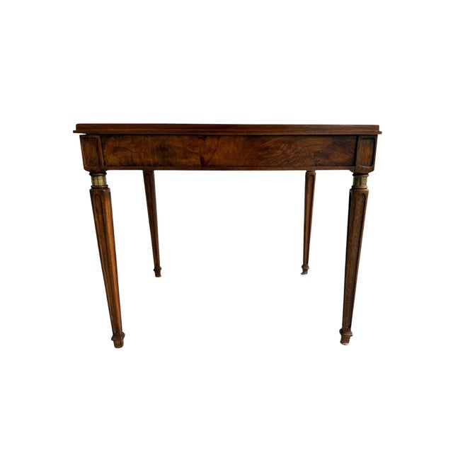 Vintage Hekman end table crafted in Grand Rapids, Michigan, featuring a beautifully figured veneer top with a framed...