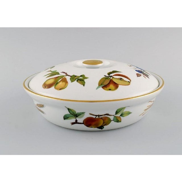 Royal Worcester, England. Evesham lidded tureen in porcelain decorated with fruits and gold rim. 1980s. Measures: 26 x 9.5...
