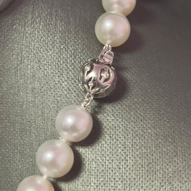 Fine Quality Japanese Akoya Pearl 10/9.5 mm and a length of 16 inch Necklace with a beautiful Diamond 18 kt clasp...