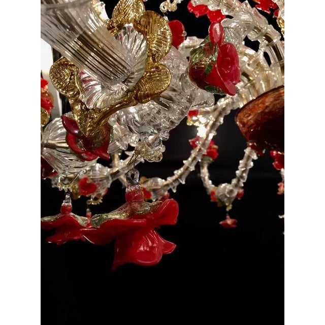 Beautiful Murano chandelier with 24 arms and a multitude of flowers in glass paste and gold inclusion, creating a magic...