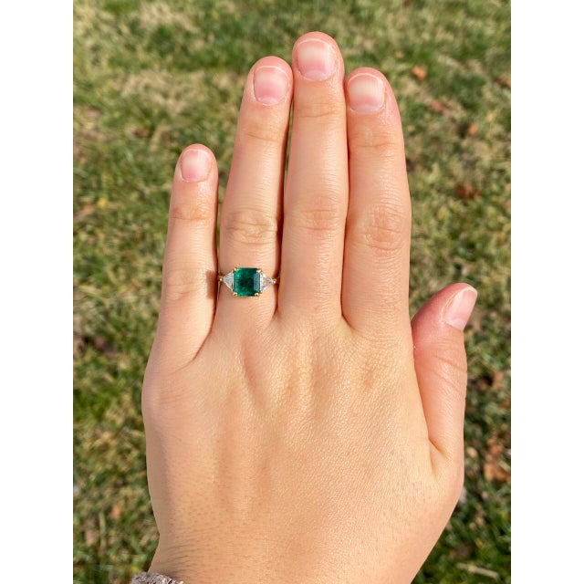 Diez Avenida: Outstanding 2.25 Carat Natural Emerald With Diamond Side Stones For Sale - Image 11 of 12