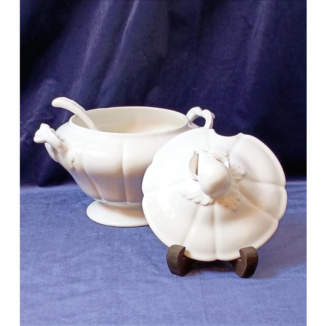 Mid-Century Modern 1960s Bordallo Pinheiro White Pear Soup Tureen 3 Piece Set With Ladle and Lid Portugese Majolica For Sale - Image 3 of 16