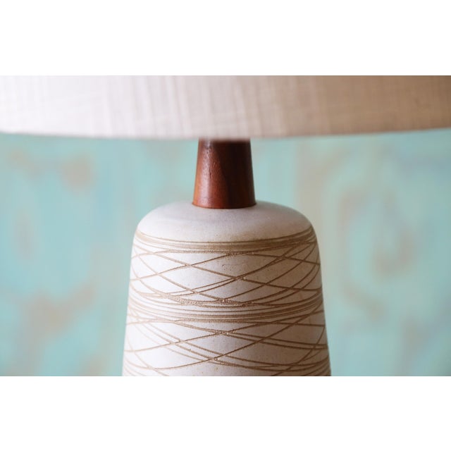 Mid-Century Modern 1960s Gordon and Jane Martz M85 Lamp for Marshall Studios Matte White Tan Incised Decoration For Sale - Image 3 of 14