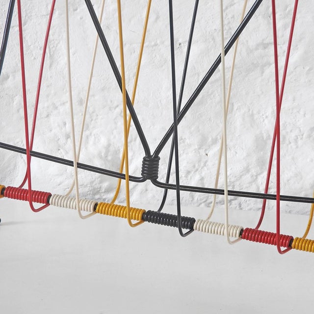 Metal rod with plastic coating (scoubidou) in various colors: black, white, yellow, and red. Carrying handle. Ideal for...