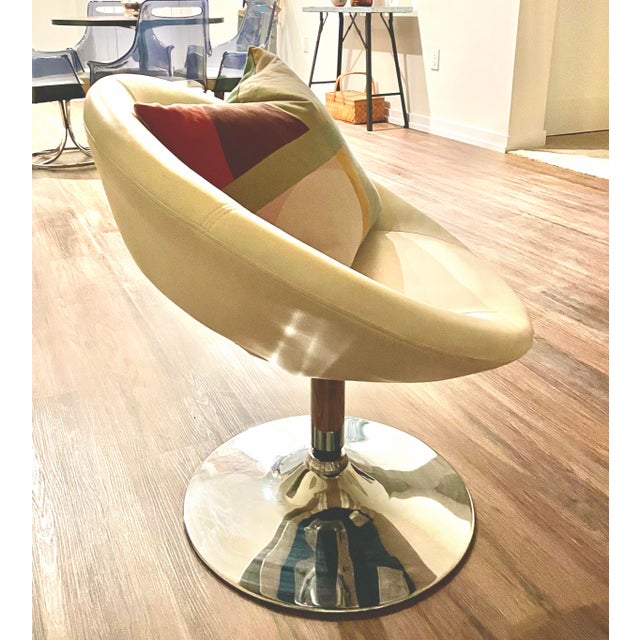 Beautiful 70s-inspired accent chair with chrome base and white vegan leather. Excellent condition. Ideal for a mod living...