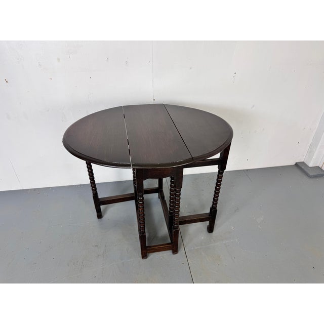 Small Antique Oak Gateleg Drop-Leaf Side Table, 1900s, in Very Good conditions. Designed 1890 to 1919