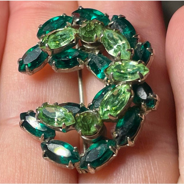 Mid 20th Century DeLizza & Elster Emerald and Peridot Glass Brooch For Sale - Image 4 of 7