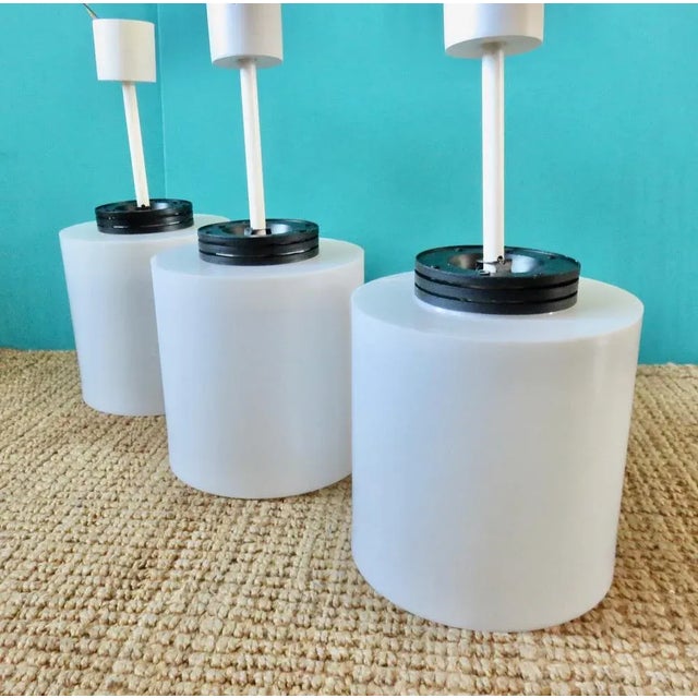 French Cylindrical Suspension Lamps in White Resin, 1970s, Set of 3 For Sale - Image 4 of 7