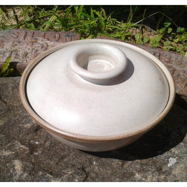 Mid-Century Modern Mid 20th Century Heath Sausalito Ceramic Pottery Covered Casserole Dish Cream With Tan Rings For Sale - Image 3 of 12