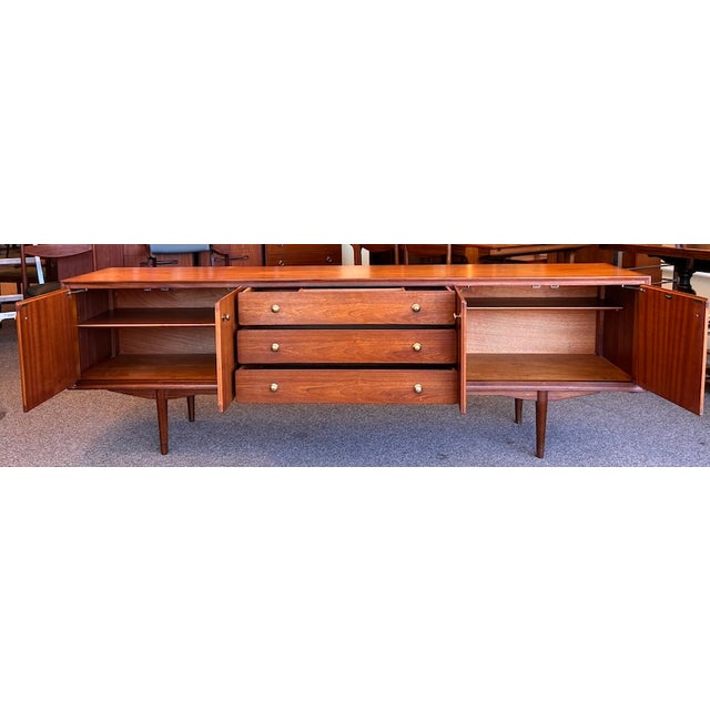 European Mid Century Modern Teak Credenza by Everest of Long Eaton, Nottingham, Uk c.1960 For Sale In San Francisco - Image 6 of 9