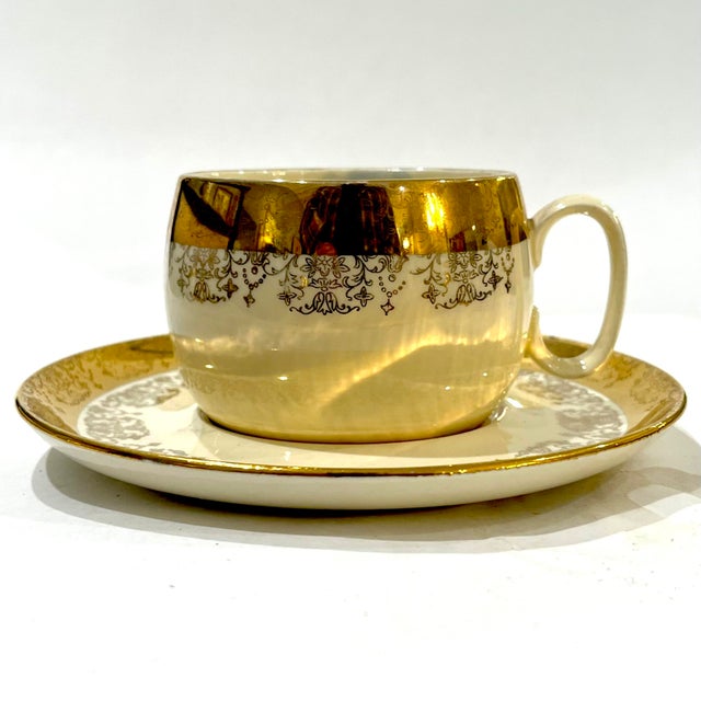 Founded in 1946 in McKeesport Pennsylvania - Sabin produced "Crest-O-Gold" until the mid 1970's. The pattern features a...