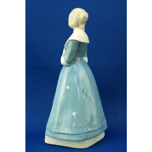 20th Century Art Nouveau Ceramic Sculpture of a Lady from Amphora, Austria, 1890s For Sale - Image 4 of 18