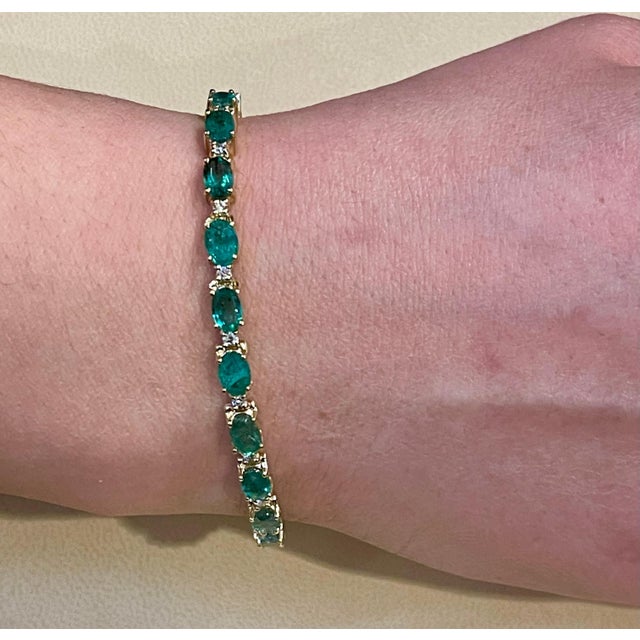 8 Carat Emerald and Diamond Tennis Bracelet 14 Karat Yellow Gold For Sale In New York - Image 6 of 18