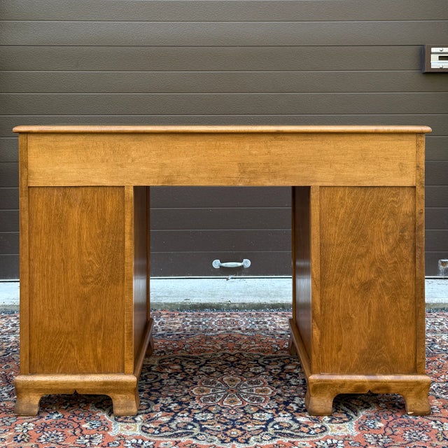 Wood Vintage Ethan Allen Heirloom Nutmeg Maple Traditional Double Pedestal 8 Drawer Writing Desk For Sale - Image 7 of 14