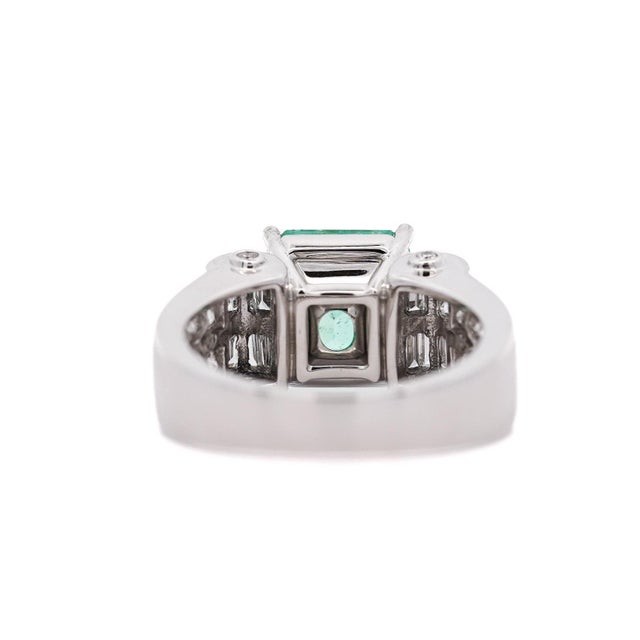 2020s 4.17 Carat Colombian Emerald & Diamond Unisex White Gold Ring, Size 7.25 For Sale - Image 5 of 13