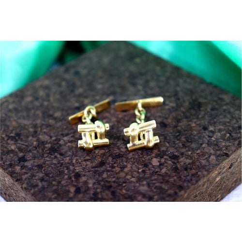 Gold Cufflinks in Cardinal and Cut-Out Caps, Set of 2 For Sale - Image 4 of 8