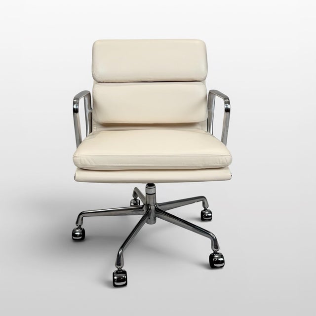 Mid-Century Modern Eames Aluminum Group Soft Pad Management Chair by Herman Miller – Ivory Leather For Sale - Image 3 of 11