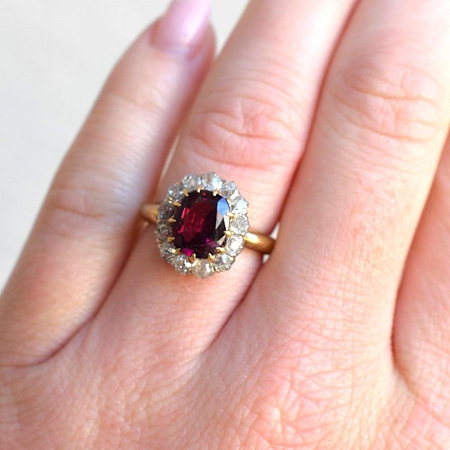 This stunning Belle Époque ring (circa 1890) is a true collector's treasure. Handcrafted in 18k yellow gold, it showcases...