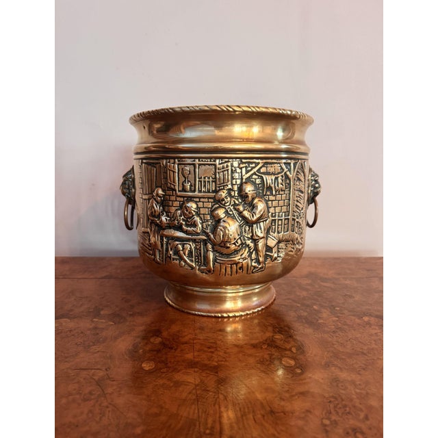 Wonderful quality antique Edwardian brass coal bucket, having a quality antique Edwardian brass coal bucket with quality...