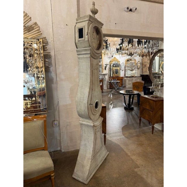 This product is a Swedish Gustavian painted grandfather clock from the 19th century. It is a stylish and elegant piece of...