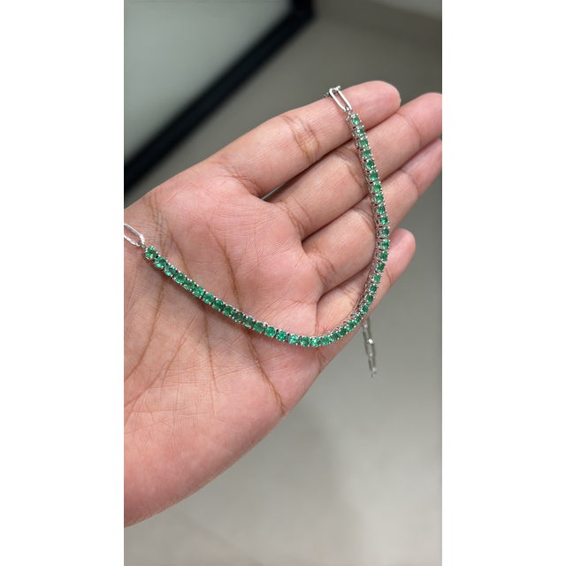 Modern 3.85ct Round Emerald Tennis Necklace With Paperclip Chain in 18k Gold For Sale - Image 11 of 18