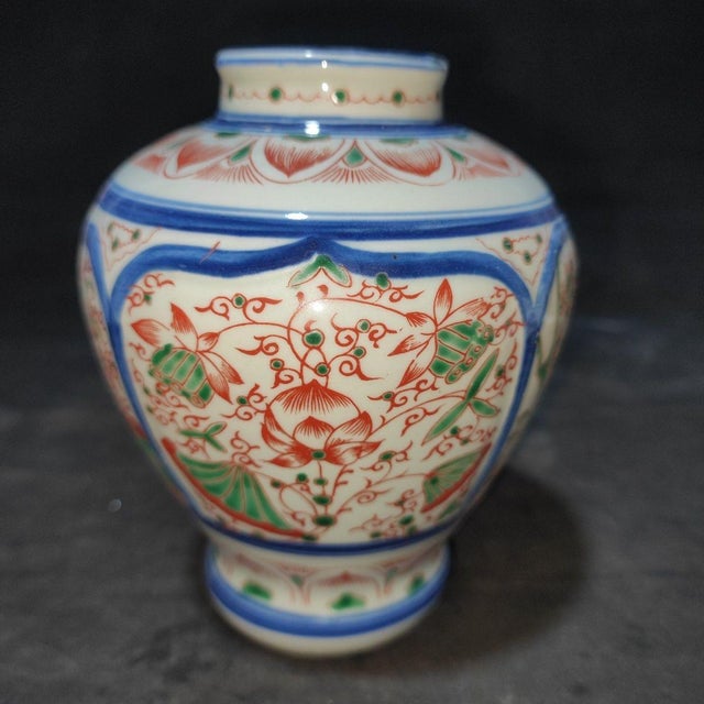 1950s Wucai Porcelain Jar, Chinese Open Window Figural & Phoenix Scene Pot For Sale In New York - Image 6 of 8