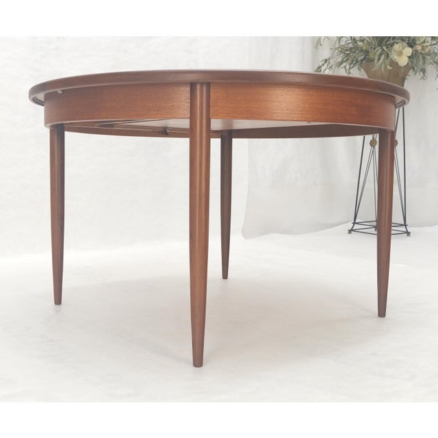 DUX Late 20th Century Danish Modern Round Teak Dining Table w/ 18" Pop Up Hide Away Leaf MINT For Sale - Image 4 of 15