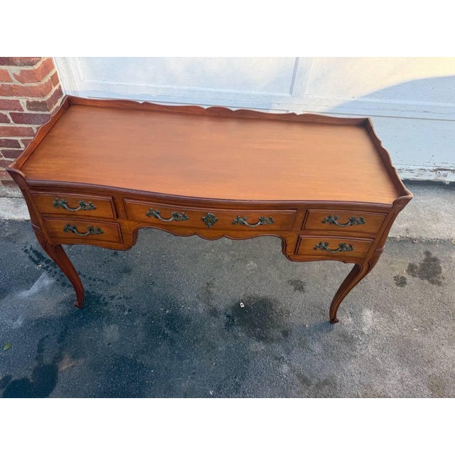 French Provincial Mid 20th Century John Widdicomb Solid Maple Country French Provincial Style Vanity / Writing Table Desk For Sale - Image 3 of 17