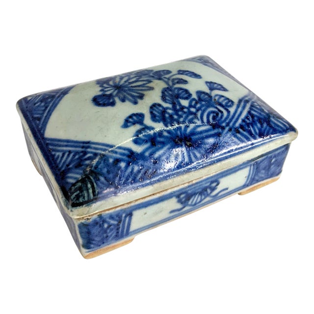 18th Century Blue and White Porcelain Box For Sale