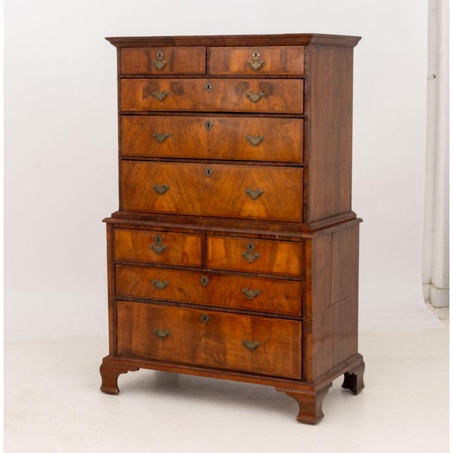 George II Walnut and Featherbanded Chest on Chest For Sale - Image 4 of 10