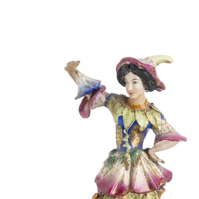 Porcelain - Pair of figures - Vieux Paris - 19th century. Sculptures in molded and embossed porcelain from the 19th...