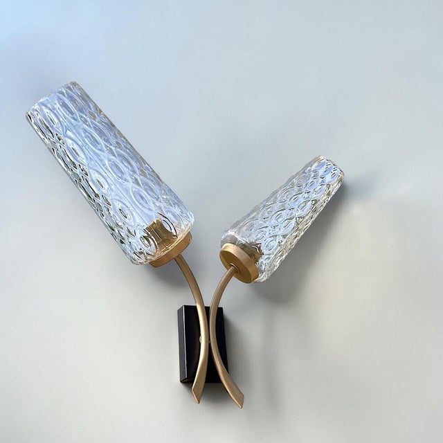 Mid-Century Modern Brass and Textured Glass Double Wall Sconce, 1950s For Sale - Image 4 of 14