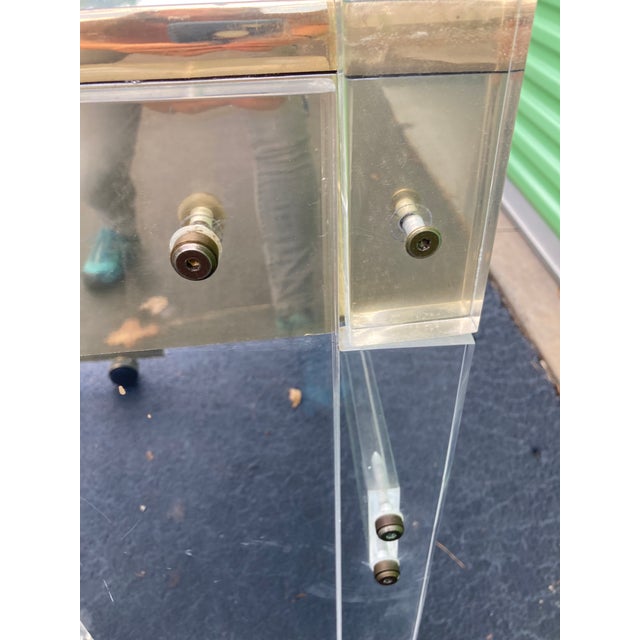 Hill Manufacturing Co. Mid-20th Century Lucite and Brass Vanity and Stool by Hill by Creations at Dallas For Sale - Image 4 of 11