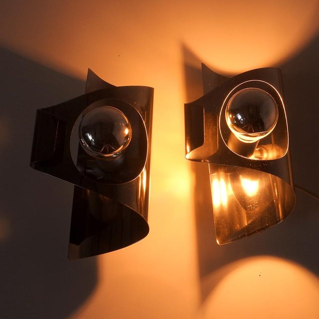Chrome-plated metal sheet with various folds surrounding the bulb, creating interesting light and shadow effects. Ideal...