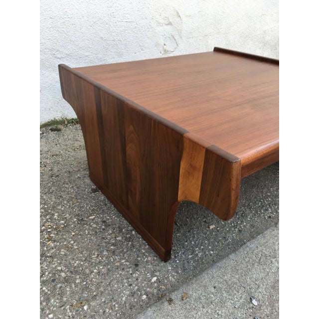 Wood Sculptural Solid Walnut Coffee Table by Brown Saltman – Gerald McCabe Design, Rare Model 257 For Sale - Image 7 of 10