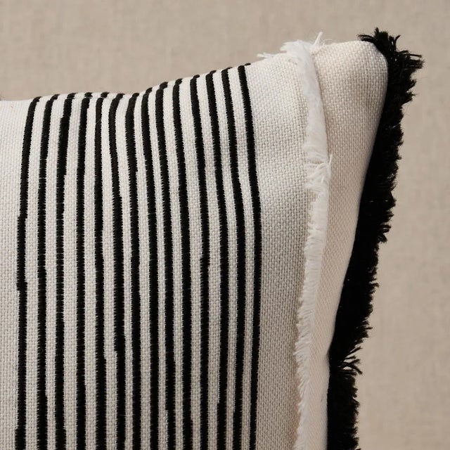 This pillow features Billy Indoor/Outdoor with a knife edge finish. A stunning combination of cut fringe and skinny pencil...