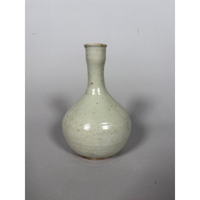 Porcelain vase, Korea, Joseon period, 18th century For Sale - Image 4 of 6