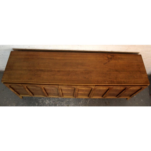 Mid 20th Century Mid 20th Century Thomasville Mid-Century 'Arched' 9-Drawer Lowboy Dresser in Burl & Walnut For Sale - Image 5 of 18