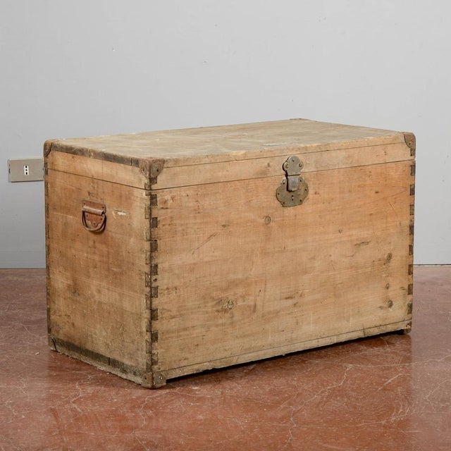 Rectangular Trunk in Wood and Metal For Sale - Image 11 of 18