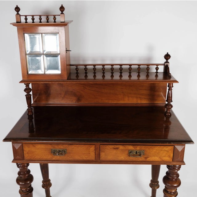 Dressing table of walnut with glass, in great antique condition from the 1880s.