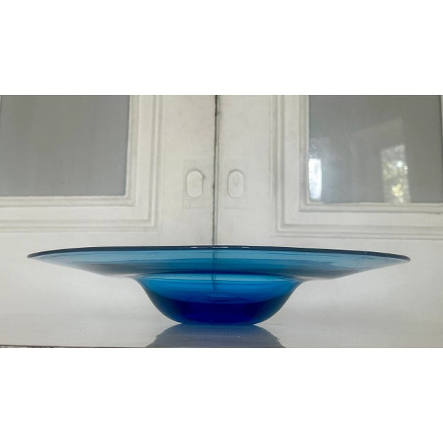 Mid-Century Modern 1960s Large Venetian Italian Cenedese Murano Glass Blue Bowl or Serving Dish For Sale - Image 3 of 9