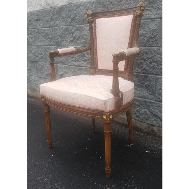 French Early 20th Century Louis XV Mahogany and Giltwood Upholstered Armchair For Sale - Image 3 of 10