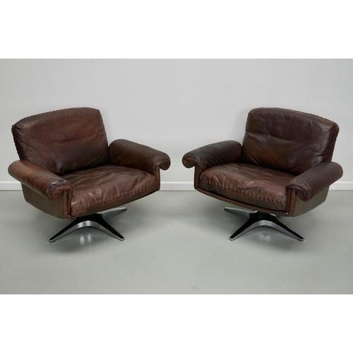 This pair of De Sede DS 31 chairs were designed and made by De Sede in the 1970s with the best possible materials. The...