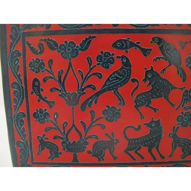Late 20th Century Olinala Guerrero Mexico Red & Black Lacquer Carved Animals Lidded Wood Box For Sale - Image 5 of 18