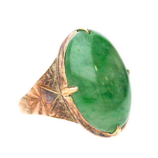 1990s 10 Carat Vintage Natural Jadeite Jade in Carved 18k Gold Oval Ring, Size 6 For Sale - Image 5 of 9