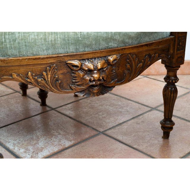 Antique Neo-Renaissance Tete-a-Tete Sofa in Carved Walnut, Late 19th Century For Sale - Image 3 of 5