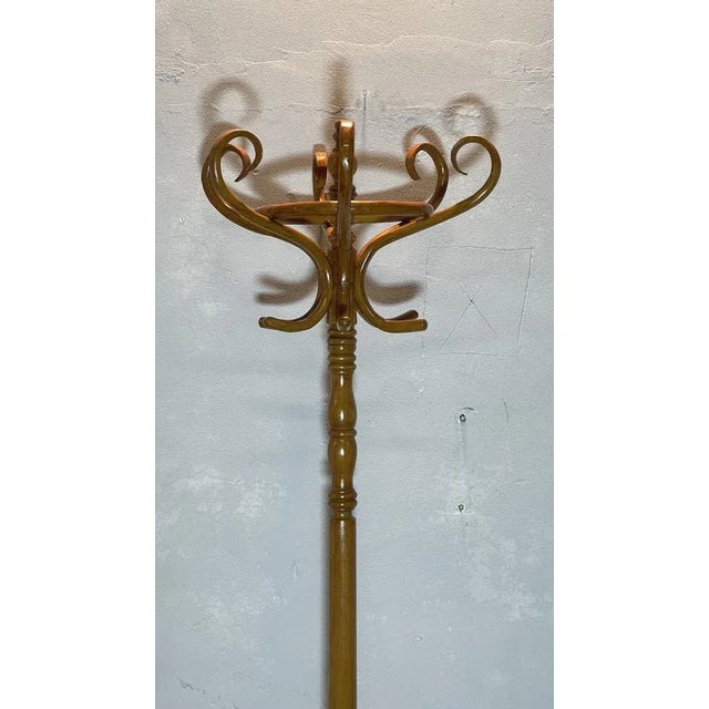 Appends from the ground produced by Thonet, rare in its form dedicated to the era of Art Nouveau, to note the singular...